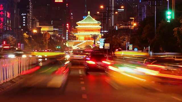 MS T/L View of Traffic in downtown area near bell tower /西安，陕西，中国视频素材