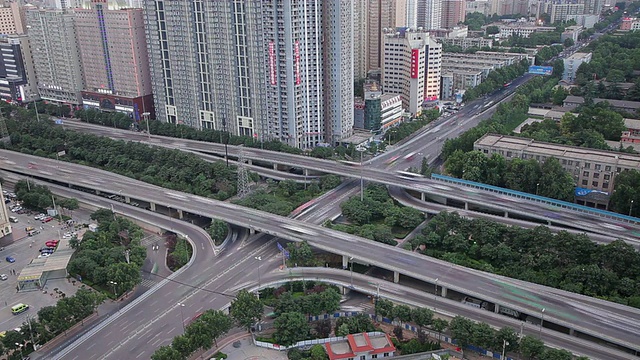 WS T/L HA View over Traffic on天桥，白天到晚上/西安，陕西，中国视频素材