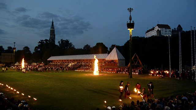 夜营和Burg Trausnitz城堡的WS视图，显示1475年的中世纪婚礼/兰兹胡特，德国巴伐利亚州视频素材