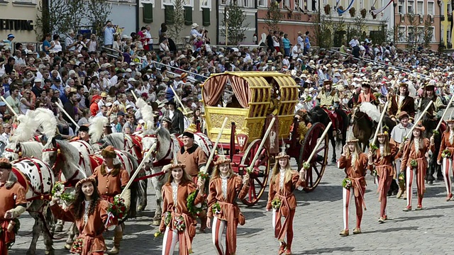 1475年，德国巴伐利亚州兰茨胡特，中世纪婚礼派对上的新娘马车视频素材