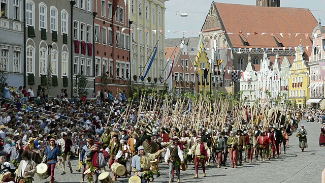 兰斯仆人穿着中世纪服装参加1475年中世纪婚礼的照片，1475年Landshuter Hochzeit / Landshut，德国巴伐利亚视频素材