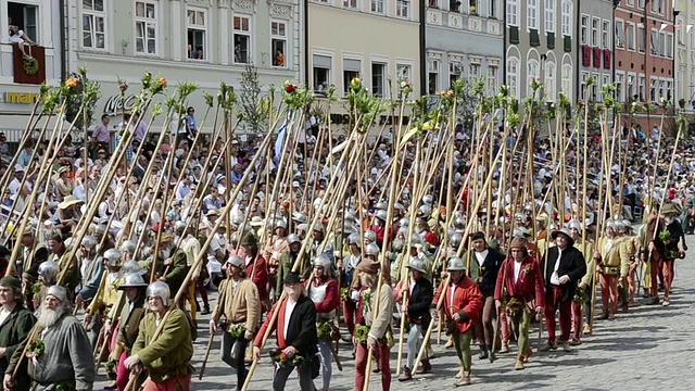 兰斯仆人穿着中世纪服装参加1475年中世纪婚礼的照片，1475年Landshuter Hochzeit / Landshut，德国巴伐利亚视频素材