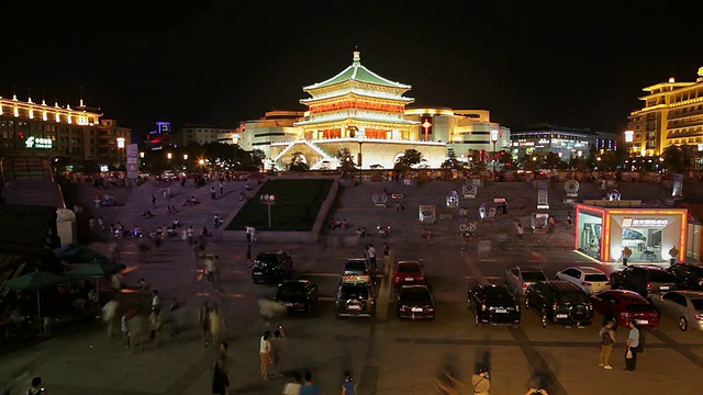 WS T/L游客在钟楼的夜晚/西安，陕西，中国视频素材