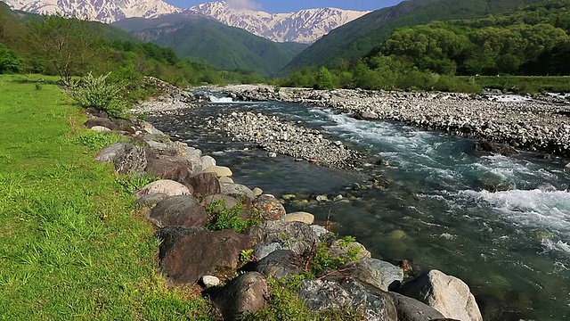 日本长野县，白波，飞驒山，北阿尔卑斯山和融化的雪河视频素材