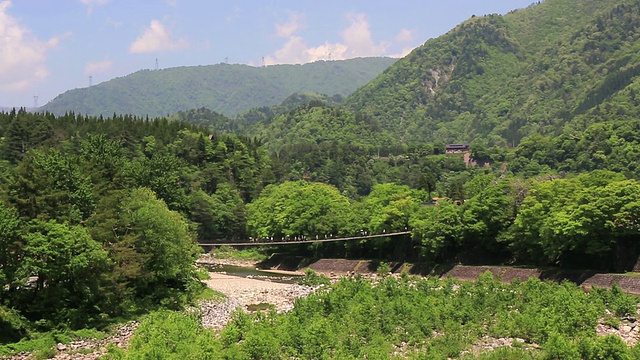 日本岐阜县白川go村，人们在桥上行走的WS视图视频素材