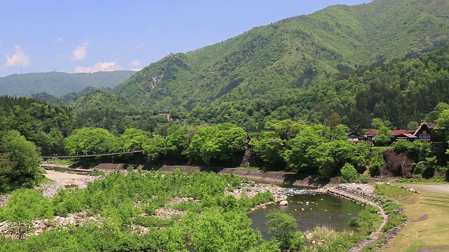 日本岐阜县白川go村，人们在桥上行走的WS视图视频素材