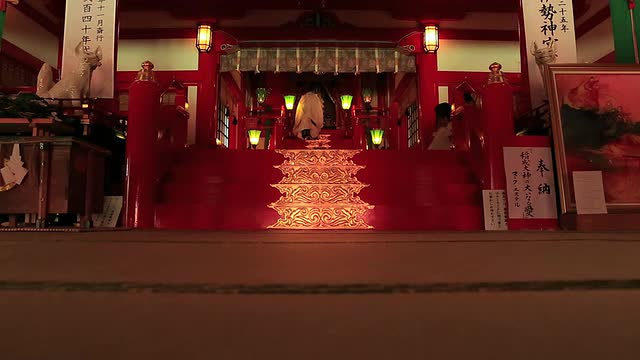 Kannushi和Miko在Tsuwano神社的SENGU仪式上工作，神社的拆除/ Tsuwano，岛根县，日本视频素材