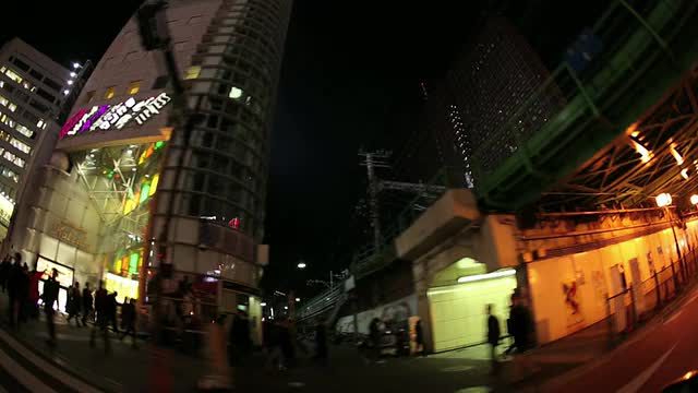 MS Side POV拍摄夜晚的建筑和街道交通/新宿，日本东京视频素材