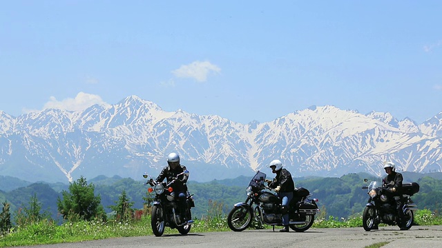 三名中年自行车骑手和飞田山/白波，长野县，日本视频素材