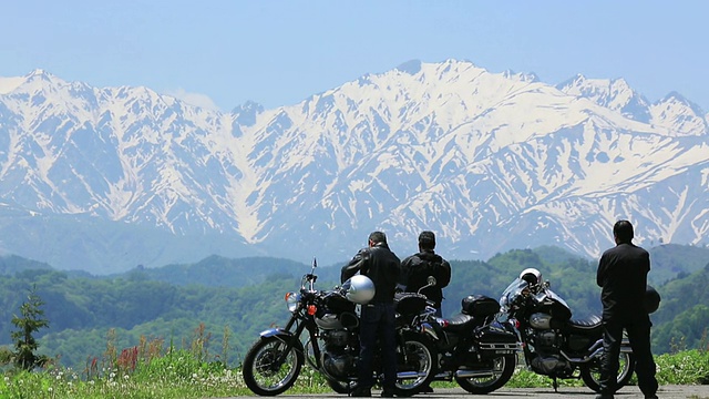 三名中年自行车骑手和飞田山/白波，长野县，日本视频素材