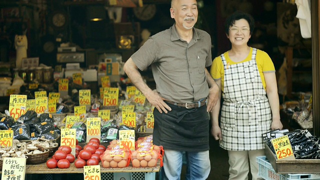 图为一对情侣在日本兵库市丰田市的一家店门前订婚视频素材