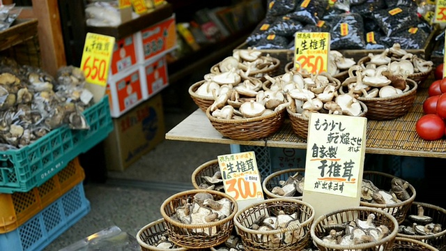 图为日本兵库县丰田县香菇称重视频素材