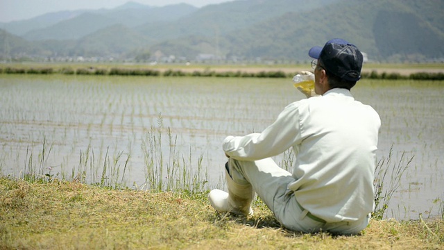 WS PAN View of Senior Man has rest sitting on footpath / Toyooka，兵库市，日本视频素材