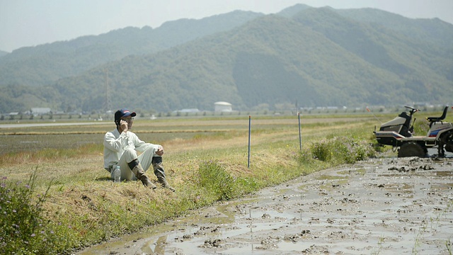 WS View of Senior Man using smartphone / toyoooka，兵库市，日本视频素材