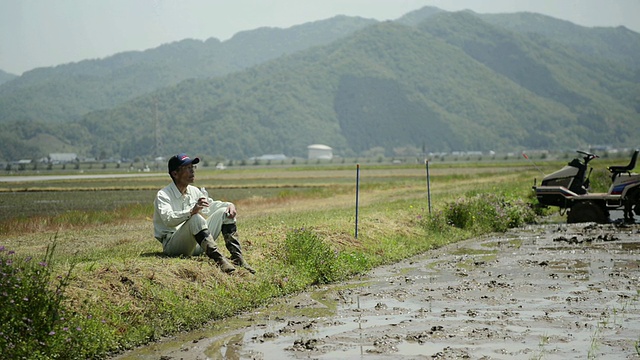 MS Shot of Senior Man饮水休息/日本兵库市丰邑市视频素材