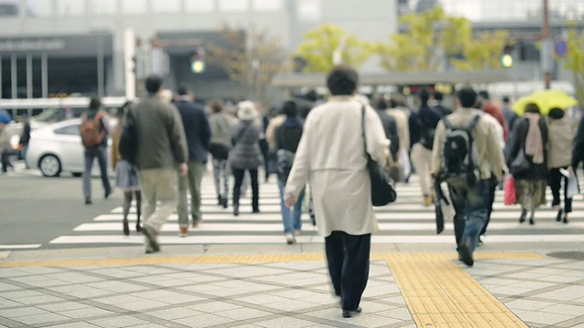 日本京都，人们过信号灯的MS镜头视频素材