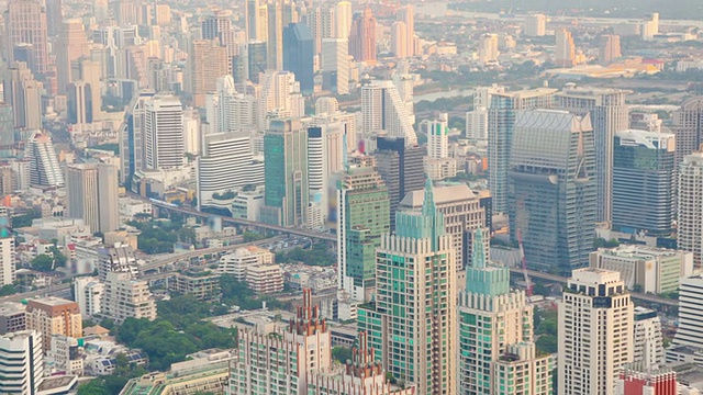 空中拍摄曼谷市中心的天际线，延时日落缩小视频素材