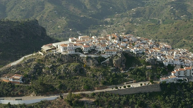 鸟瞰图的白色村庄，Comares，西班牙安达卢西亚视频素材