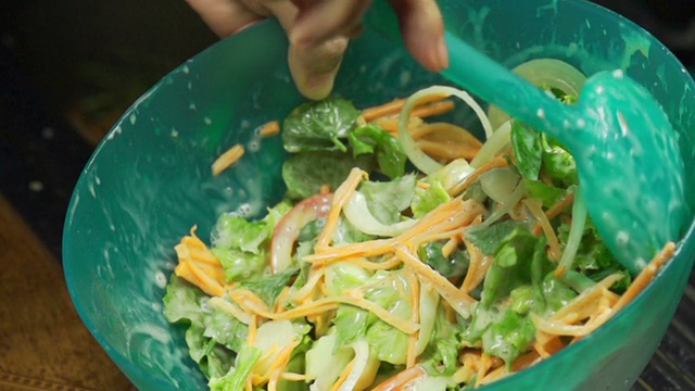 烹饪沙拉:高清慢动作视频素材