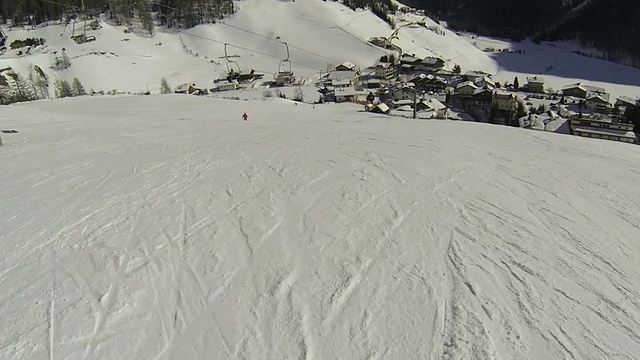 高山景观中的POV滑雪骑行视频素材