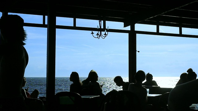 WS View of cafe by sea / shoonan，神奈川，日本视频素材