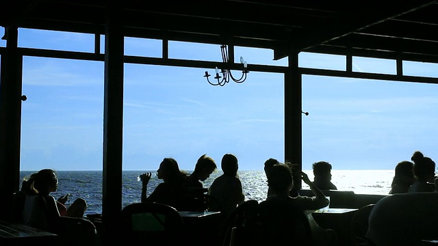 WS View of cafe by sea / shoonan，神奈川，日本视频素材