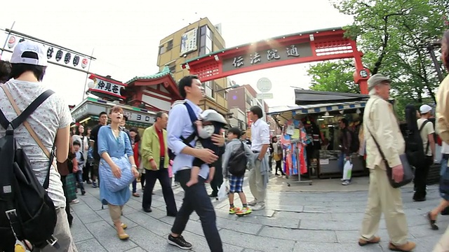 日本东京，浅草，人们走在浅草寺附近的街道上视频素材