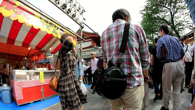 日本东京，浅草，人们走在浅草寺附近的街道上视频素材