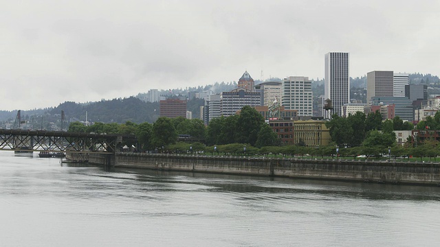 WS View of Rainy Portland坐落在威拉米特河边/波特兰，俄勒冈州，美国视频素材