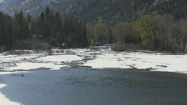 美国俄勒冈州约瑟夫市，雪融化并汇入瓦洛瓦湖视频素材