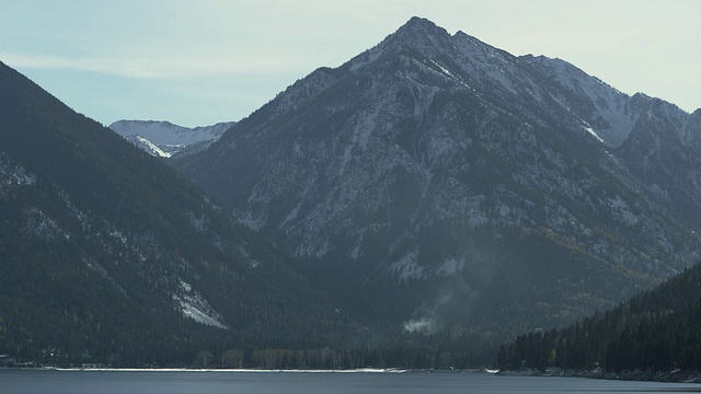 瓦洛瓦湖在阳光明媚的冬日闪闪发光，雪山陡峭上升，来自俄勒冈的“小瑞士”/约瑟夫，俄勒冈，美国视频素材