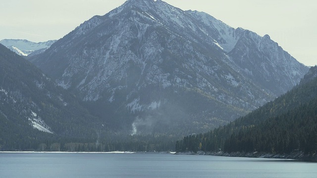 瓦洛瓦湖在阳光明媚的冬日闪闪发光，雪山陡峭上升，来自俄勒冈的“小瑞士”/约瑟夫，俄勒冈，美国视频素材