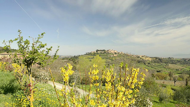 WS PAN View of Shot of City at hill / Montepulciano，托斯卡纳，意大利视频素材