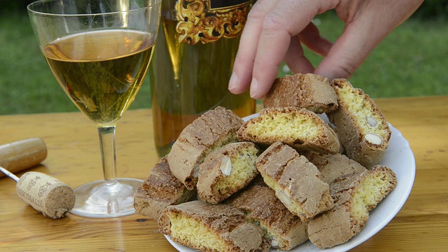 CU Shot of Woman takes piece of cantuccini, Vin Santo /锡耶纳，托斯卡纳，意大利视频素材