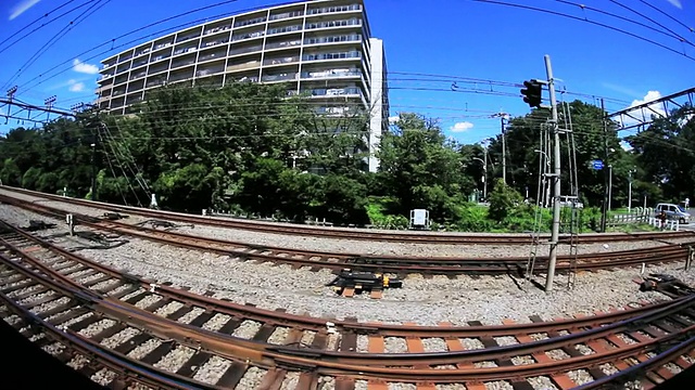 WS侧POV从乘客列车/奈日，日本东京的风景视频素材