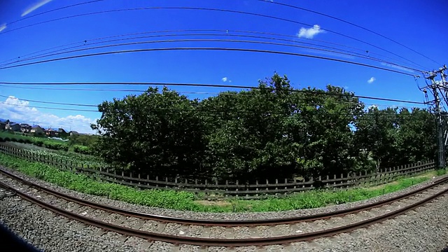 WS侧POV从乘客列车/奈日，日本东京的风景视频素材