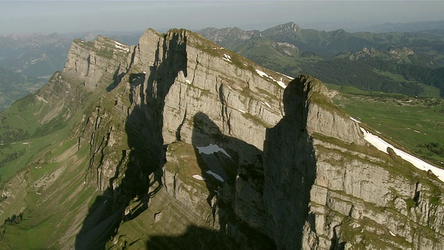 从东面俯瞰churfirsten, zuestoll和Brisi的山峰前面是walensee和toggenburg / churfirsten，圣加伦，瑞士视频素材