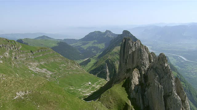 WS鸟瞰图的克罗伊茨贝格山的山峰在阿尔普斯坦与罗斯勒纳普和莱茵河流域/克罗伊茨贝格，圣加伦，瑞士视频素材