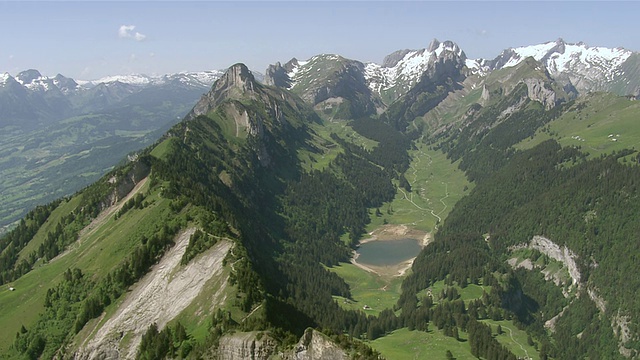 Hoher Kasten山顶的WS鸟瞰图和阿尔普斯坦全景，SÃ mtis湖在前景/ Hoher Kasten，圣加伦，瑞士视频素材