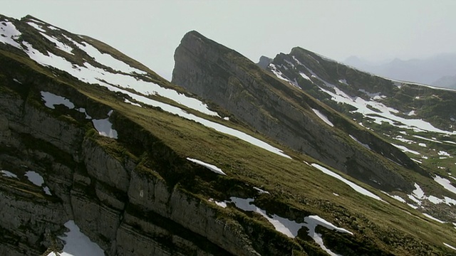 WS鸟瞰图Schibenstoll, Zuestoll和Brisi / Churfirsten单一山峰，圣加伦，瑞士视频素材