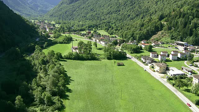 WS鸟瞰图dongio在blenio山谷/ Dangio, Ticino，瑞士视频素材