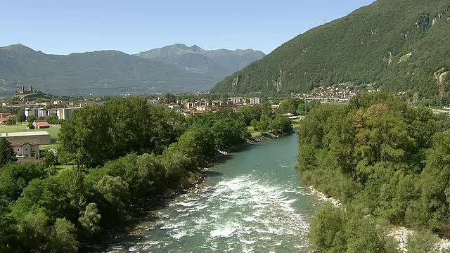 WS鸟瞰图，提契诺河和bellinzona与SBB工厂城堡城堡/ bellinzona，提契诺，瑞士视频素材