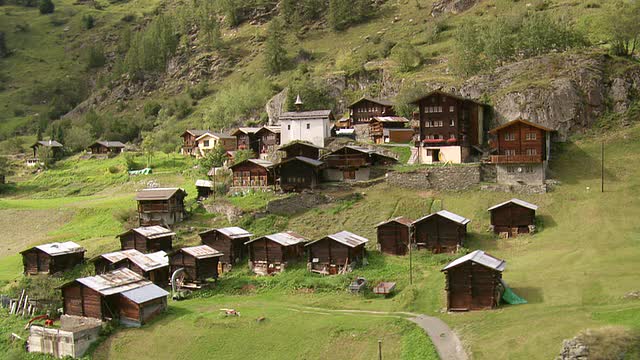 WS鸟瞰图Lotschen山谷与eisten村和龙沙河与布拉滕/ Lotschen山谷村，Valais，瑞士视频素材