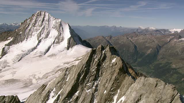 山顶和东面的WS鸟瞰图/ Bietschhorn，瓦莱，瑞士视频素材