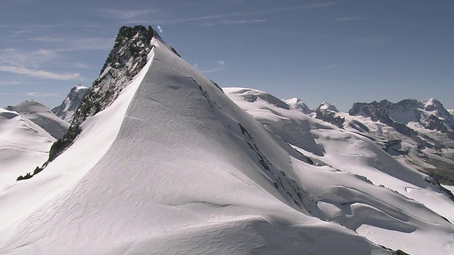 Allalinhorn和Feejoch山脉的WS鸟瞰图，Strahlhorn和Rimpfischhorn / Feejoch, Valais, Switzerland视频素材