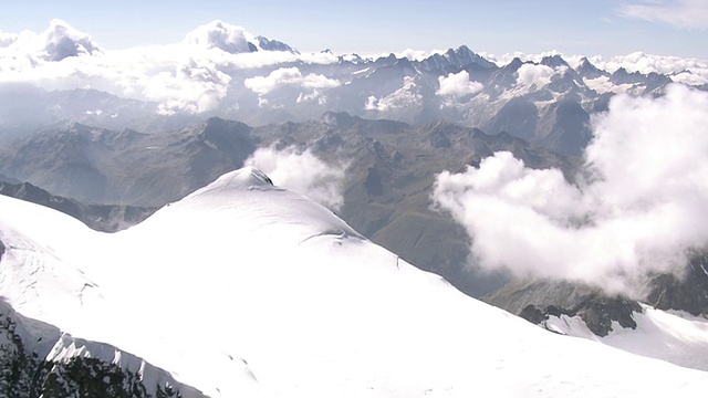 壮丽Grand Combin山体的WS鸟瞰图，山峰Combin de la tesssette和Combin de Grafeneire / Grand Combin, Valais，瑞士视频素材