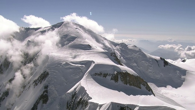 WS鸟瞰图周围的勃朗峰与登山者在顶部视频素材