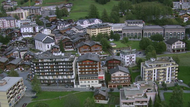 MS航拍的Leukerbad村/ Leukerbad, Valais, Switzerland视频素材