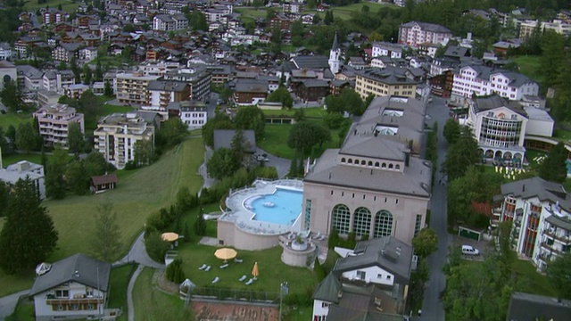 WS鸟瞰图的Leukerbad与它的温泉度假村/ Leukerbad, Valais，瑞士视频素材