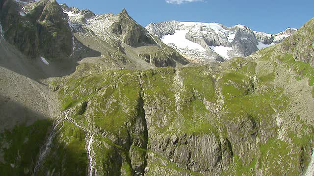 瑞士Graubunden Punteglias山谷和Piz urlon / Punteglias山谷小屋的WS鸟瞰图视频素材